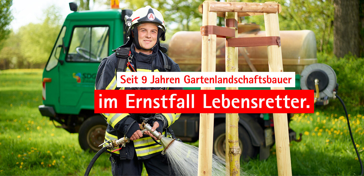 Das Bild zeigt das Kampagnenmotiv von Clemens Thomas Rudolph mit der Aufschrift: »Seit 9 Jahren Gartenlandschaftsbauer – im Ernstfall Lebensretter«.